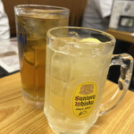 鶴亀 - ウーロン茶割り330円　角瓶ハイボール270円