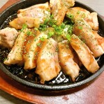東北うまいもん郷土料理 個室居酒屋 奥羽本荘 - 鶏の鉄板焼き　680円
