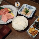 Yakiniku Yawa Gyuu Juubee - ご飯中、カルビ、ロース、上ホルモン、キムチ盛合せ