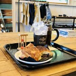 ゼブラ コーヒーアンドクロワッサン - パンオショコラとフレンチプレスコーヒー(アイス)