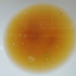 中華そば 朔望 - こちらが家内のスープ。僅かですが味が薄かった。