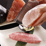 Sumibiyakiniku Maumi - 濃厚な味わいのみすじ。２種類の岩塩を削って味付けします。