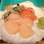 誠 - 「ホタテのお造り」
      野付産のホタテ。
      北海道ならではのホタテのお造り。
      包丁を使わず、手で割るんです*\(^o^)/*
      とっても甘いです。