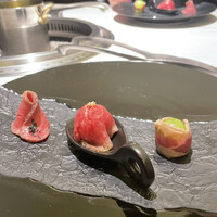 niku no OTO - 前菜  右からシャインマスカット生ハム巻、ローストビーフ手毬寿司、牛タンの低温調理