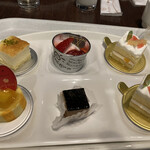 エピナール那須 - 右側、桃のショートケーキ、左下、マンゴーロール