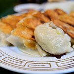 おけ以 - 餃子@税込630円：ひっくり返して。