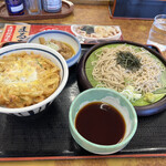 山田うどん - 週末限定日替わりセット　かき揚げ丼と蕎麦とモツ煮込み