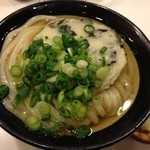 うどん 丸香 - ひやかけ（並）＋丸天。むっちりとしたうどんの旨みにもう病みつきです(^_^;)