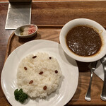 COFFEE HALL くぐつ草 - 写真①「くぐつ草カレー」(1,250円)。スパイス感はあるが辛さは控えめ。まろやかな後味が印象的。