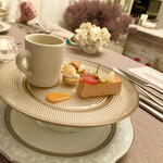 スープとカレー ボンジョルネ - ●Amuse盛り合わせ
      トマトの塩チーズケーキ
      塩気の効いたクリームチーズのシュークリーム
      人参のプリン