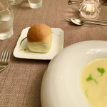 スープとカレー ボンジョルネ - ●パン
      グリーンピースのパン
