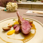 スープとカレー ボンジョルネ - ●ヴィアンド（肉のメイン）
      ラムの背肉とランプ肉のポワレ
      人参ピュレ・ラタトゥユとラムフォンの効いたソース