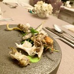 スープとカレー ボンジョルネ - ●温前菜
      つぶ貝のソテーと沢ガニ・稚鮎のフリット