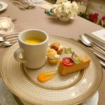 スープとカレー ボンジョルネ - ●Amuse盛り合わせ
      トマトの塩チーズケーキ
      塩気の効いたクリームチーズのシュークリーム
      人参のプリン