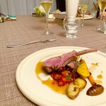 スープとカレー ボンジョルネ - ●ヴィアンド（肉のメイン）
      ラムの背肉とランプ肉のポワレ
      人参ピュレ・ラタトゥユとラムフォンの効いたソース