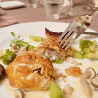 スープとカレー ボンジョルネ - ●ポワソン（魚のメイン）
                    真鯛のパイ包み焼き
                    キノコのクリームソース
