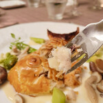 スープとカレー ボンジョルネ - ●ポワソン（魚のメイン）
      真鯛のパイ包み焼き
      キノコのクリームソース