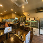 Kicchin Sakura Tei - 店舗内部の様子
      エアコンに歴史を感じます。