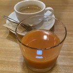 オステリア ジジ - 濃厚で美味しいブラッドオレンジジュース。友だちはカフェラテを。