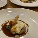 オステリア ジジ - モッツァレラチーズで見えませんが、豚ロースにはカシューナッツとトマトの詰め物。緑色のソースは青唐辛子。お肉は柔らかく、添えられたマッシュポテトも美味しかったです。