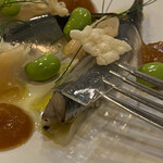 オステリア ジジ - ゼリーの上はライスパフ。オレンジ色のソースは枇杷のピュレ。