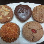 キクヤベーカリー - 左上から、アーモンドクッキー、チョコレートクッキー、クルミクッキー。左下はピーナッツマカロン、シナモンクッキー。　　