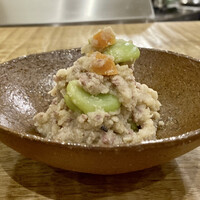 浅草 ひら山 - そら豆の卯の花
                    温かい卯の花にごぼうと人参 、鴨の脂をこの料理に加える為に鴨肉の挽肉を入れたちょっと贅沢な一品です。
                    出汁の味わい良くしっとりふわっとして実に美味しいです。
                    そら豆の風味がいいですね♪