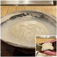 浅草 ひら山 - そばがき
                      山葵をのせ海苔巻きに、返しなのかな漬け汁は、それを少し付けていただくとまた一味美味しさが加わります。