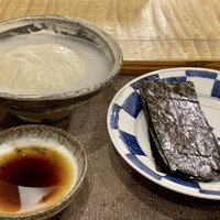 浅草 ひら山 - そばがき
                    そば湯の中には大きなそばがき、出来立て熱々です。
                    まずは何もつけずにパクリ、なんて滑らかで蕎麦の風味が良いのでしょう！
                    ご主人が力を込めて練っただけに、そのもっちりさはほんと凄いのです！