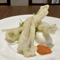 IMPASTO - 穴子のフリットとモッツァレラ アラビアータソース
                    ボリュームは1/2。
                    揚げたて熱々の穴子のフリットにアラビアータの酸味とピリッとした辛味がめちゃ合います！
                    そこにモッツァレラ、白ワインが抜群です！