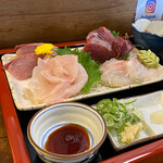 和食 魚佐次 - おまかせ4種刺身盛り合わせ定食
            (かんぱち、カツオ、平目、真鯛)