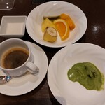 アンバーコート - デザートにフルーツと抹茶アイス