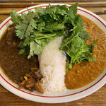 CURRY SHOP くじら - チキンカリーとポークビンダルーの2種盛りパクチ―載せ