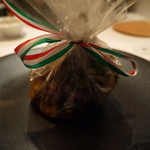 クッチーナ イタリアーナ ガッルーラ - 春の貝のカルタファ包み　開けると→