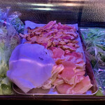 たまの井はん - 冷蔵ショーケースの鶏