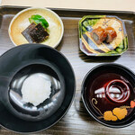 片折 - ・牛と牛蒡の八幡巻
      ・炊き立て白ご飯
      ・昆布煮と胡瓜の漬物
      ・お味噌汁