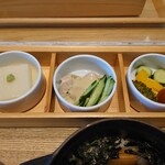 Ogura Sansou Fa-Mu Dainingu Kafe - 長芋豆腐 蒸し鶏の胡麻ソース 夏野菜の和風ピクルス