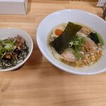 177996356 - 塩ラーメン720円＋肉めし ねぎ塩 280円