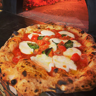 「마르게리타 레지나 협회」인정점의 다채로운 본격 피자