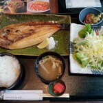 北の味紀行と地酒 北海道 - ほっけ定食、シーザーサラダ
