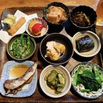 Tsukuba Shokudou Hana - 身体が喜ぶランチです。毎日ランチで食べたいです。野菜中心にお肉とお魚も入ってます。どれも美味しいです。私は柔らかくとろける角煮が好きでした。ライスは成人男性にはやや少なめでしょうか。