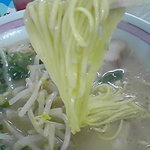 ラーメンセンター本陣 - 麺は平麺の極細級細麺ストレート。特徴的だ！