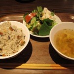 オキナワ　カフェ - 食べ放題のじゅーしー、サラダ、スープ