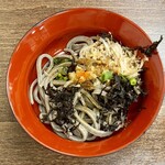 不昧庵 - 出雲そばは別皿に取り分けて食べます