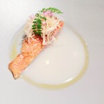 sio - キンメダイ鱗焼きお米のソース白髪ねぎミョウガサラダ。とろりとして甘みあるお米のソースがパリパリ香ばしいキンメダイと対照的、このお米のソースがすごく好みだったし、この日はこのお料理が一番好きでした〜☆