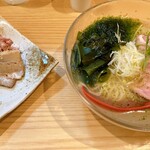Yaki ago shio raamen takahashi - アサリと海藻の冷し麺とサービスチャーシュー