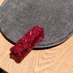 sio - 自家製食パンのラスク馬肉タルタルビーツのサラダ。こちらのスペシャリテ。ビーツサラダのやさしい甘みがかなり好き♡(๑´ڡ`๑)