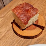 sio - ル・ルソールのフォカッチャ温められての提供。なぜフレンチでフォカッチャなのか質問してみたところ、ルルソールのシェフからsioのお料理にはフォカッチャが合うのではとご提案あったのだそうsio専用一般非売