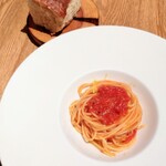 sio - アツアツアラビアータレモンピール。結構しっかりピリ辛だったのとパスタ茹で加減ジャストだったし、レモンピールの爽やかさとほのかな苦味がこれまたいい感じでした☆ パスタとフォカッチャ合う合う☆ パン美味♡