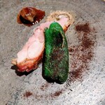 sio - 軍鶏グリル砂肝マルサラソース焼き鳥風。マルサラソースに甘みがありまるで焼き鳥タレのよう。ジューシーにグリルされた軍鶏の皮目がパリパリ香ばしくて。砂肝まで添えられていて本当に焼き鳥みたい美味しい楽しい☆